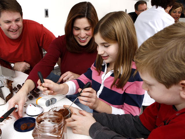 https://hersheystory.org/wp-content/uploads/2015/05/kids-in-chocolate-lab.jpg