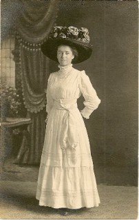 Linda Straw and her extraordinary “Merry Widow” hat, c. 1910